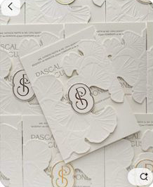 La véritable référence d’invitation blanche à feuilles envoyée par Natasha